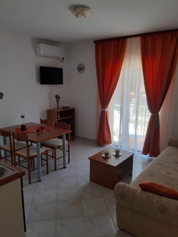 Apartments Mihael Malinska Exterior photo