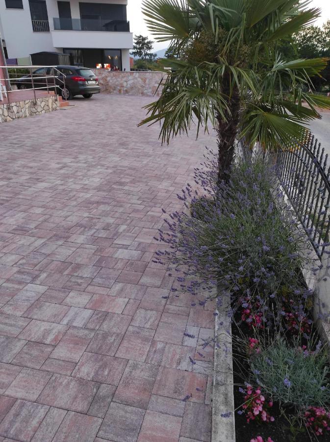 Apartments Mihael Malinska Exterior photo